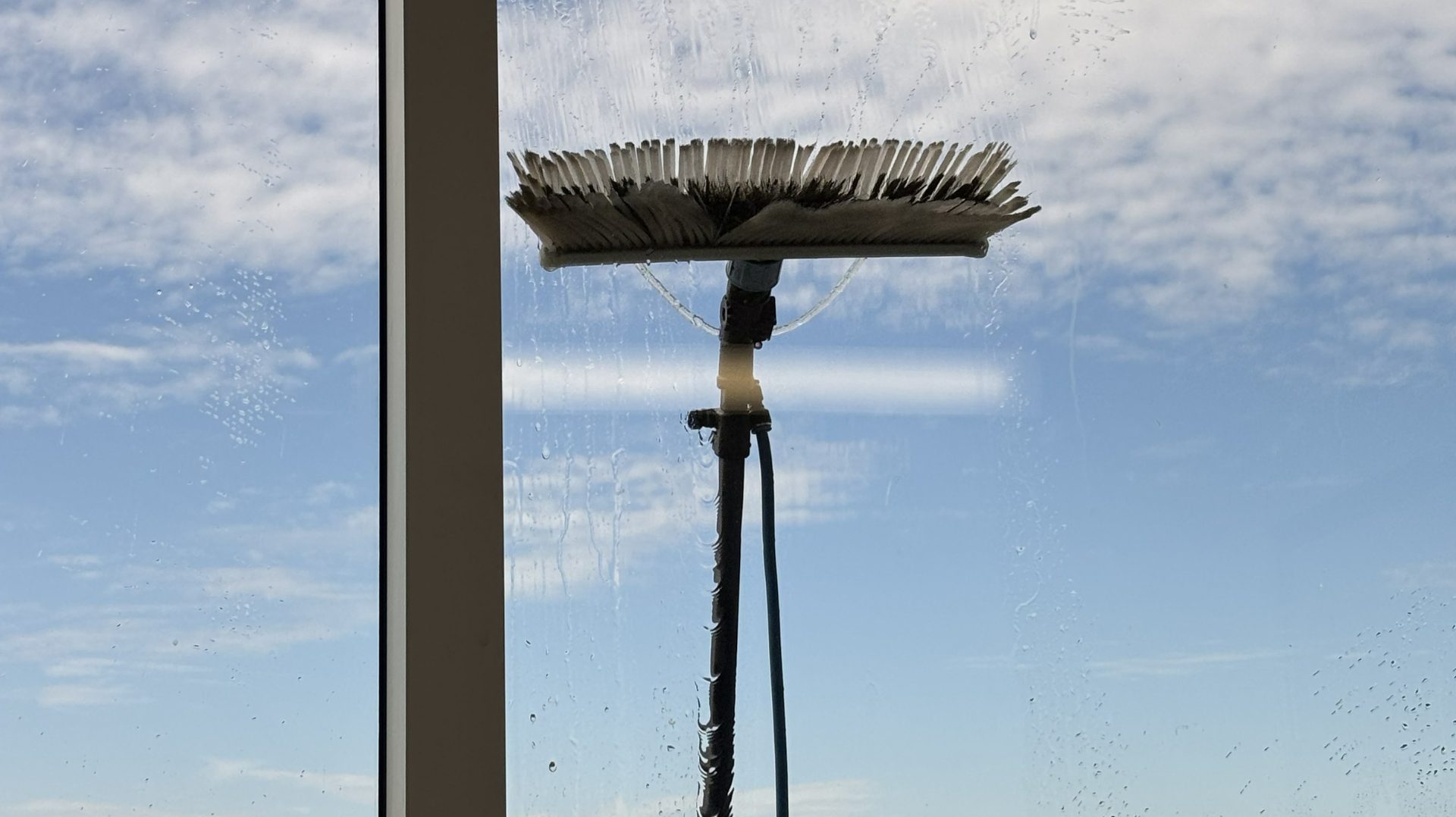 Brosse sur une vitre extérieure - Lavage de vitres commercial