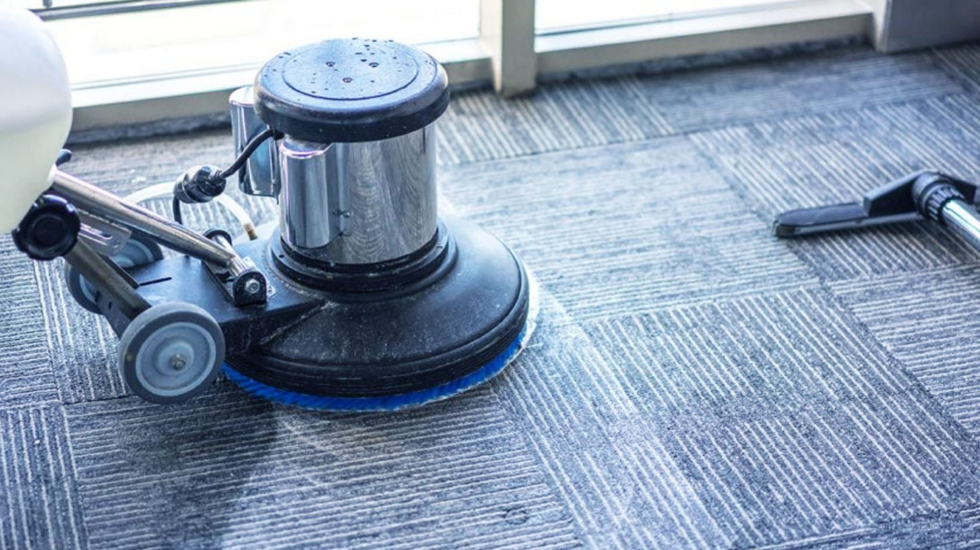 nettoyage de tapis commercial - machine qui lave un tapis